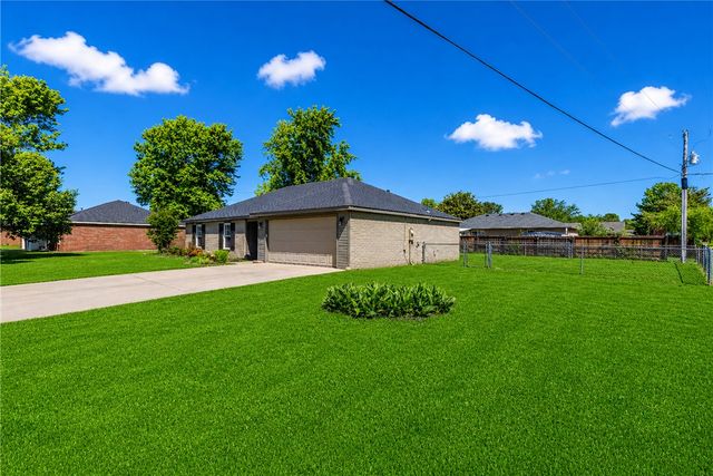 700 Ponderosa Street, Centerton, AR 72719