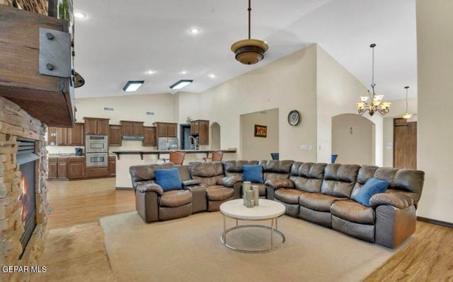 636 KEAGLE Road, Socorro, TX 79927