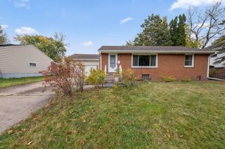 1895 Shryer Avenue W, Roseville, MN 55113