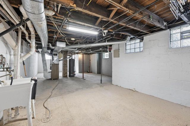 216 E Garfield AVENUE, Milwaukee, WI 53212