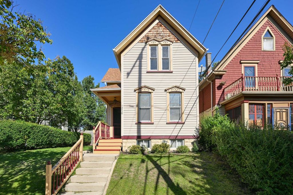 216 E Garfield AVENUE, Milwaukee, WI 53212