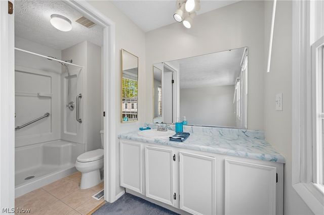 7396 S Chestnut Commons Drive, Mentor, OH 44060