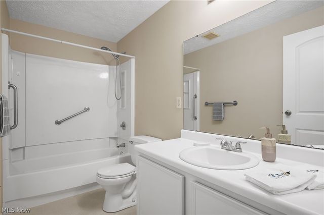 7396 S Chestnut Commons Drive, Mentor, OH 44060