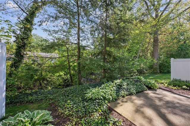 7396 S Chestnut Commons Drive, Mentor, OH 44060
