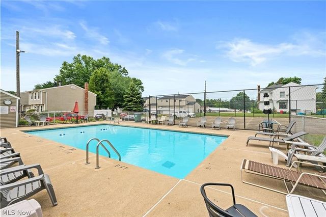 7396 S Chestnut Commons Drive, Mentor, OH 44060