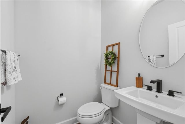 300 Crest Ln, Adams Twp, PA 16046