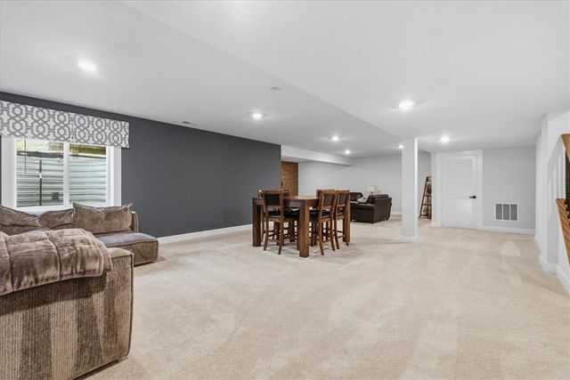 300 Crest Ln, Adams Twp, PA 16046