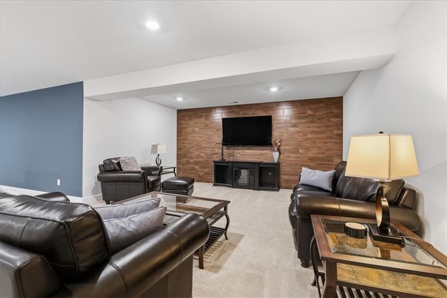 300 Crest Ln, Adams Twp, PA 16046