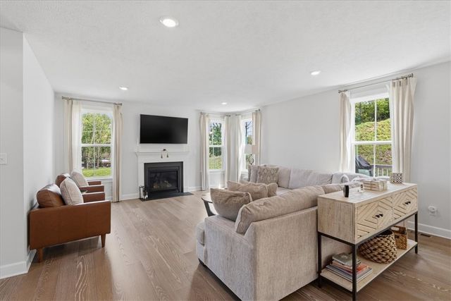 300 Crest Ln, Adams Twp, PA 16046