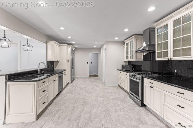409 Crescent Drive, Dearborn, MI 48124