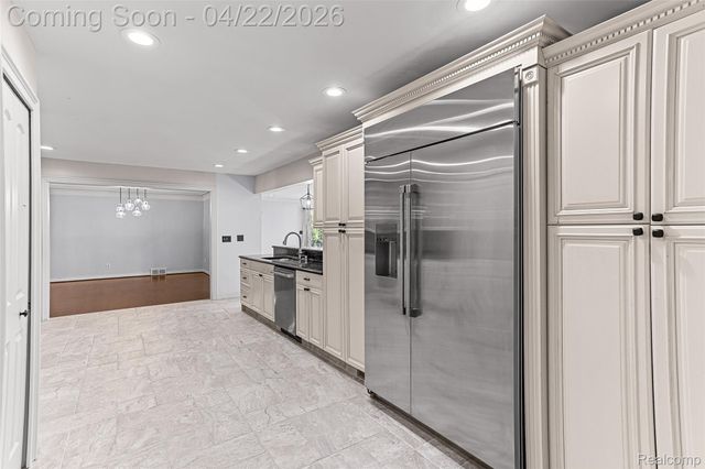 409 Crescent Drive, Dearborn, MI 48124
