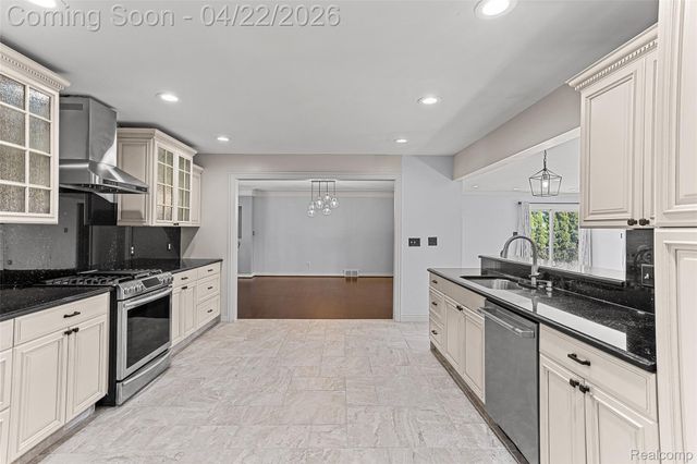 409 Crescent Drive, Dearborn, MI 48124