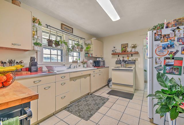 200 & 202 West Main Street, Mount Carmel, TN 37645