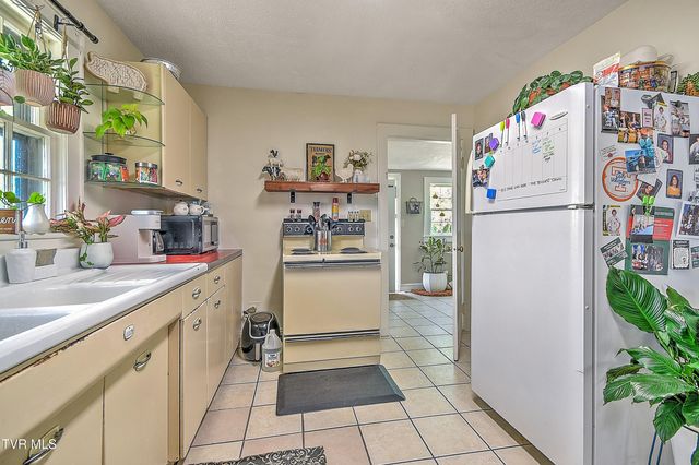 200 & 202 West Main Street, Mount Carmel, TN 37645