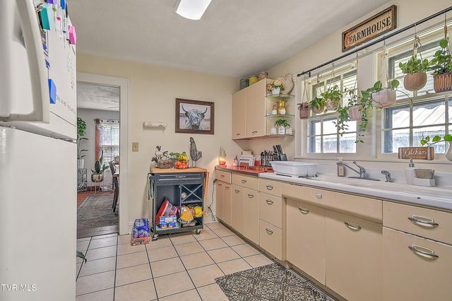 200 & 202 West Main Street, Mount Carmel, TN 37645