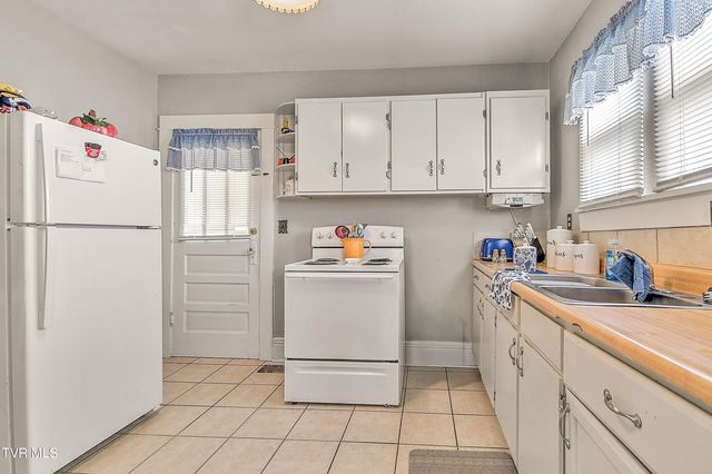 200 & 202 West Main Street, Mount Carmel, TN 37645