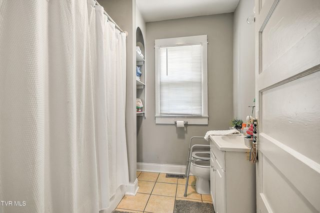 200 & 202 West Main Street, Mount Carmel, TN 37645