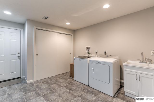 904 S 153 Street, Omaha, NE 68154