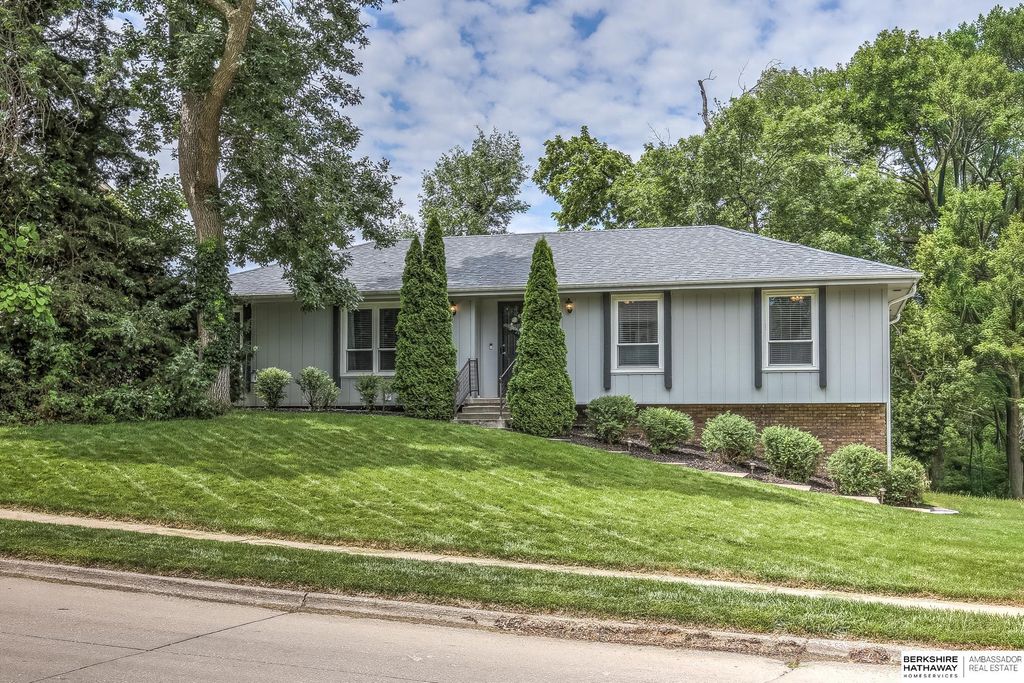 904 S 153 Street, Omaha, NE 68154