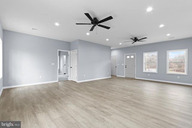 102 EAGLE VIEW RUN DR, Long Pond, PA 18334