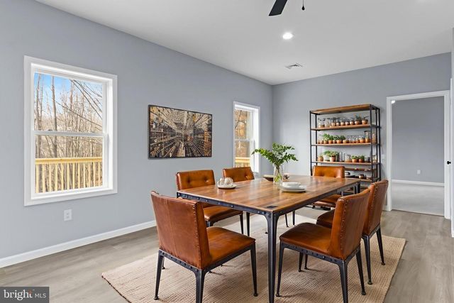 102 EAGLE VIEW RUN DR, Long Pond, PA 18334