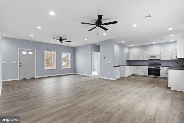 102 EAGLE VIEW RUN DR, Long Pond, PA 18334