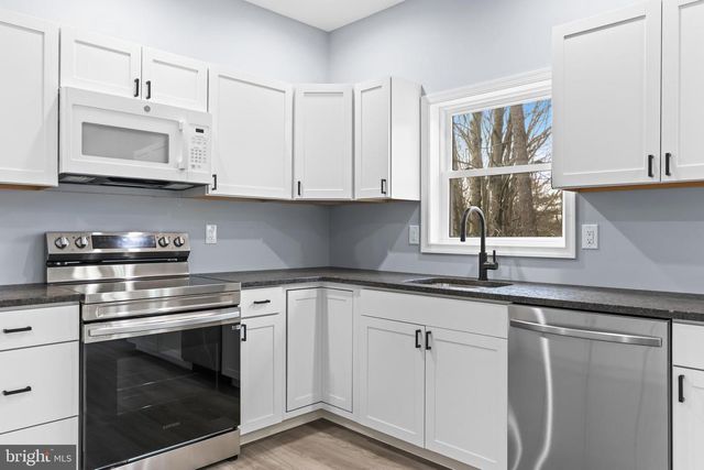 102 EAGLE VIEW RUN DR, Long Pond, PA 18334