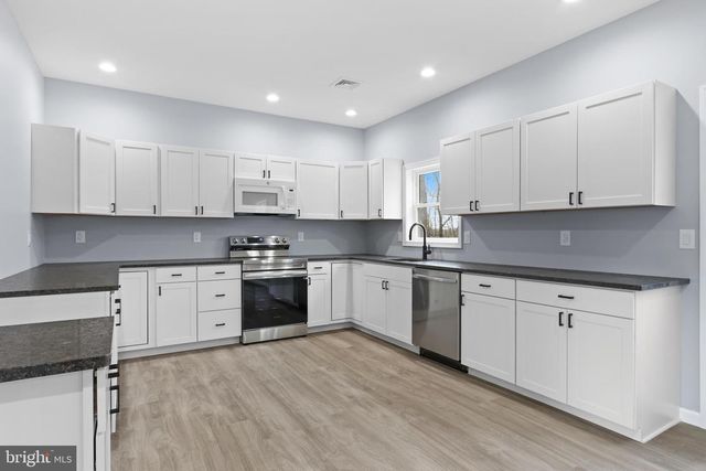 102 EAGLE VIEW RUN DR, Long Pond, PA 18334