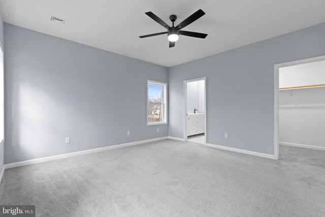 102 EAGLE VIEW RUN DR, Long Pond, PA 18334