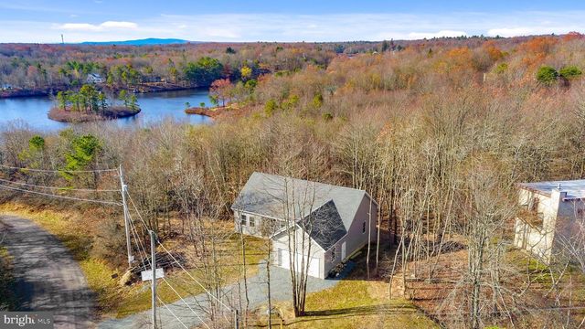 102 EAGLE VIEW RUN DR, Long Pond, PA 18334