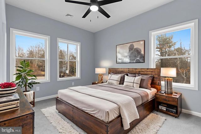 102 EAGLE VIEW RUN DR, Long Pond, PA 18334