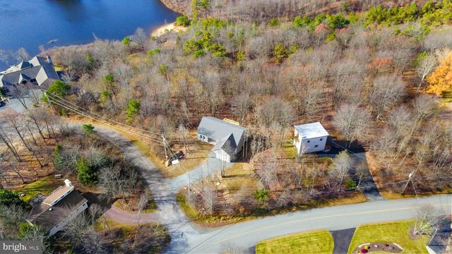 102 EAGLE VIEW RUN DR, Long Pond, PA 18334