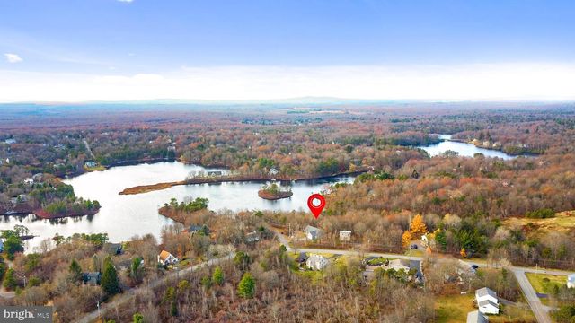 102 EAGLE VIEW RUN DR, Long Pond, PA 18334