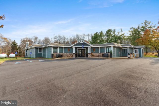 102 EAGLE VIEW RUN DR, Long Pond, PA 18334