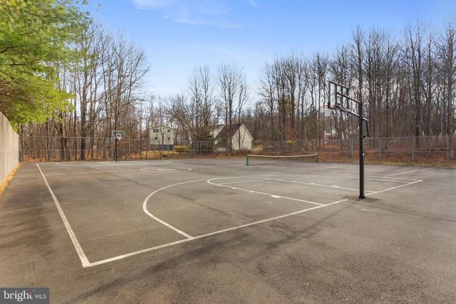 102 EAGLE VIEW RUN DR, Long Pond, PA 18334