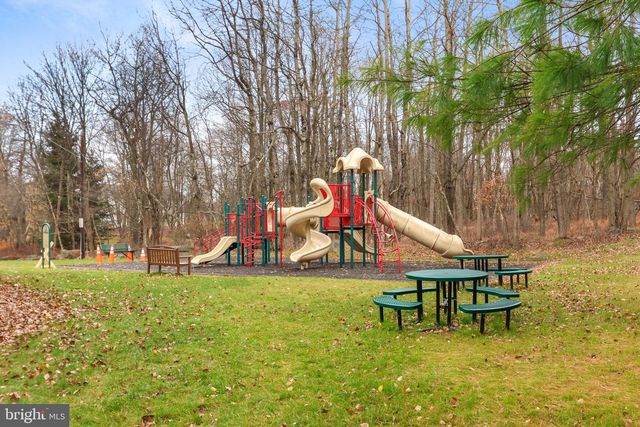 102 EAGLE VIEW RUN DR, Long Pond, PA 18334