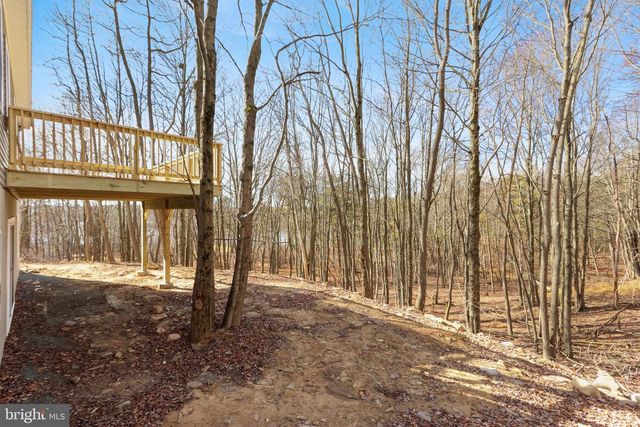 102 EAGLE VIEW RUN DR, Long Pond, PA 18334