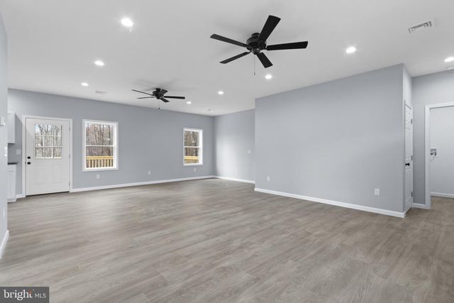 102 EAGLE VIEW RUN DR, Long Pond, PA 18334