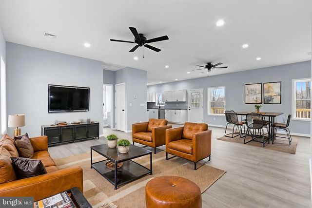 102 EAGLE VIEW RUN DR, Long Pond, PA 18334