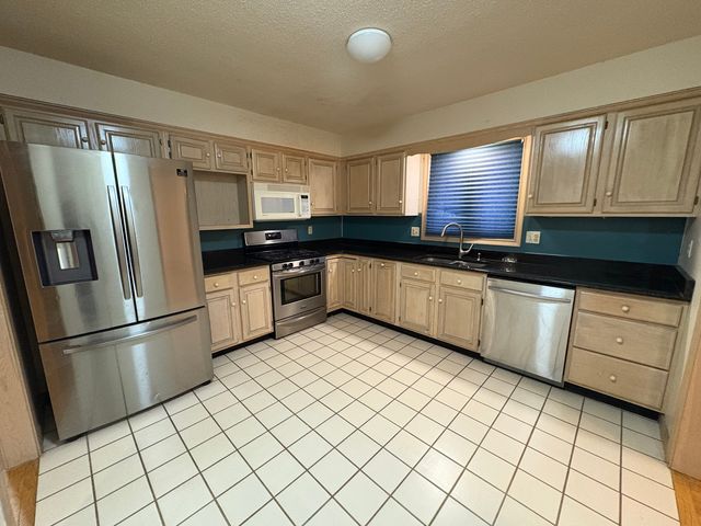 17 Woodworth Street, Suffield, CT 06078