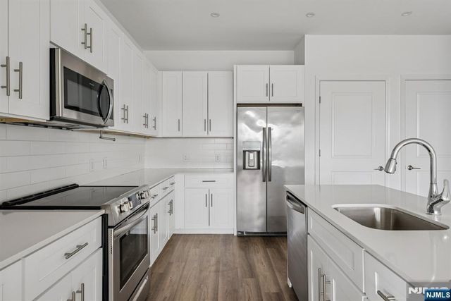 2 Executive 820, Fort Lee, NJ 07024