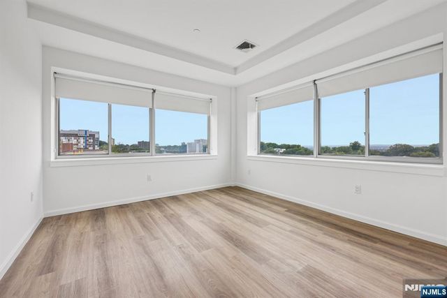 2 Executive 820, Fort Lee, NJ 07024