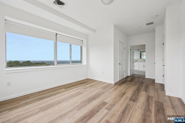 2 Executive 820, Fort Lee, NJ 07024