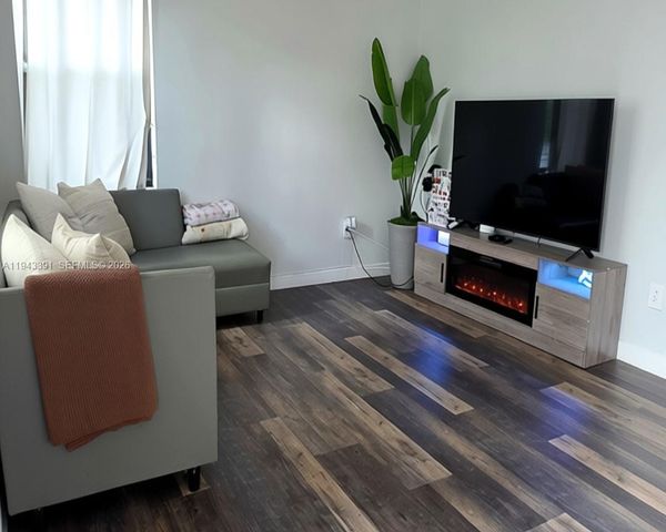 3203 SE 7th St, Homestead, FL 33033