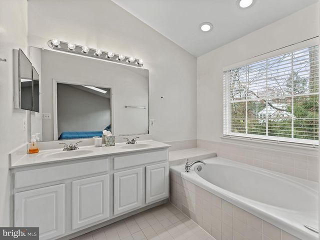 8873 ROYAL DOULTON LN, Fairfax, VA 22031