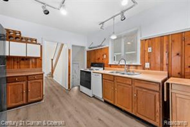 902 S Washington Avenue, Royal Oak, MI 48067