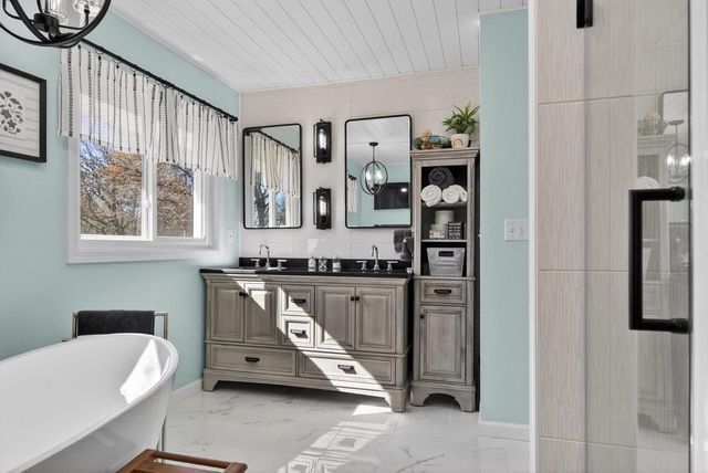 S43W33485 Edwards DRIVE, Dousman, WI 53118