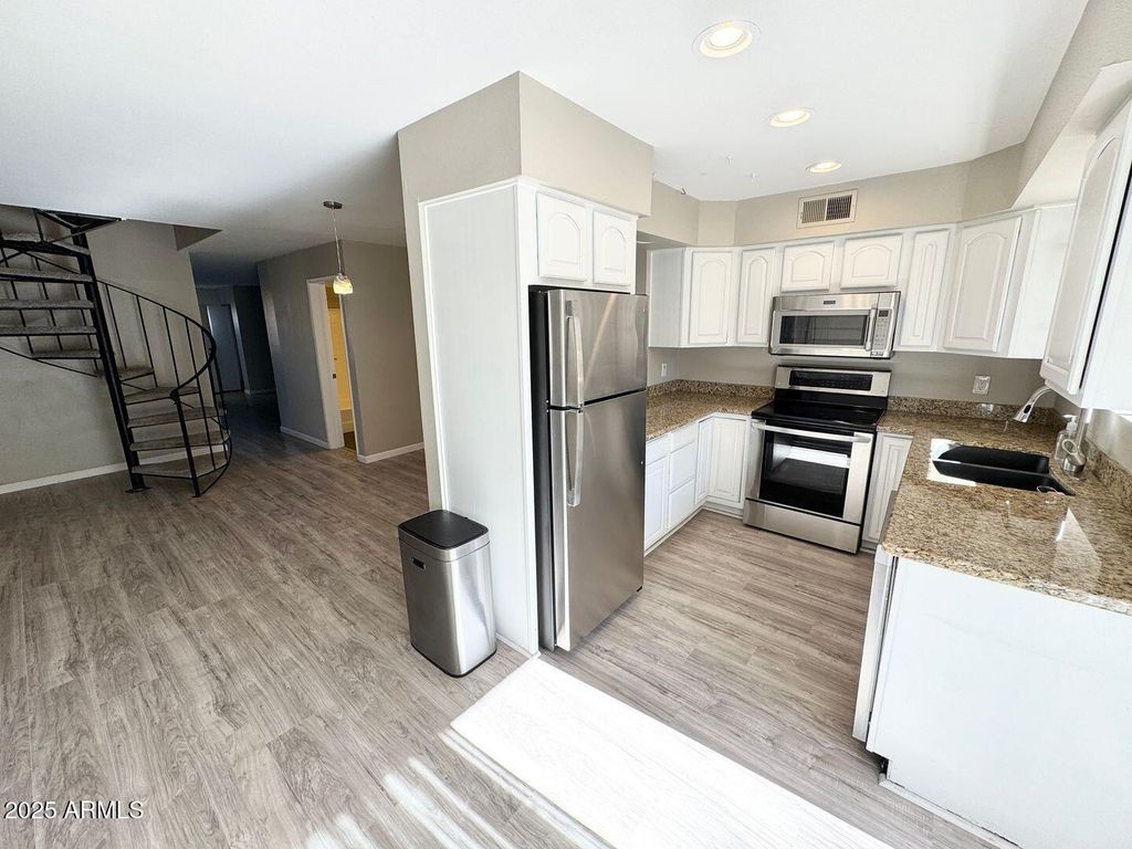 1425 E DESERT COVE Avenue 2, Phoenix, AZ 85020