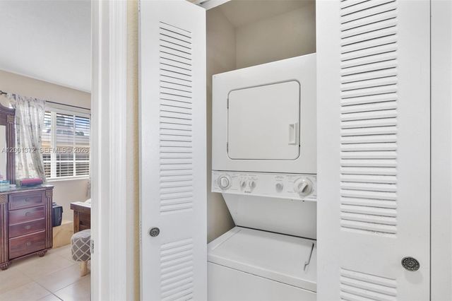 2186 NE 167th St 1-111, North Miami Beach, FL 33162