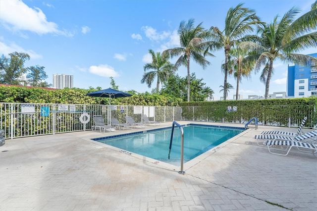 2186 NE 167th St 1-111, North Miami Beach, FL 33162